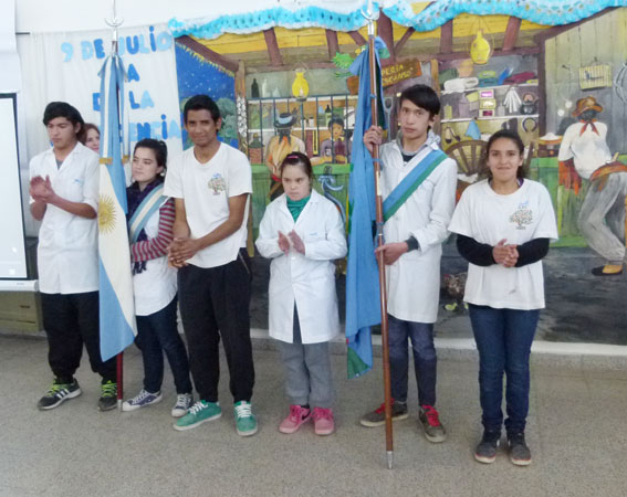 Los abanderados y sus escoltas.