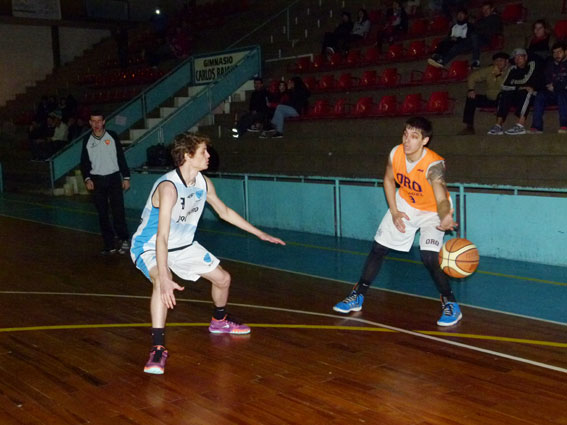 Javier Loto pasa la pelota mientras lo defiende Julian Pinto. Triunfo de Central-ORO