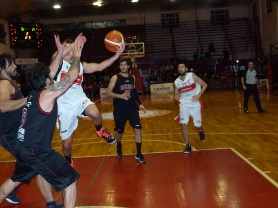 Independiente enfrentó a Derqui, el viernes. Ahora en play offs el "rojo" irá con Central-ORO