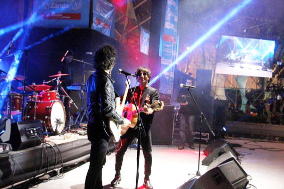 Turf en el escenario de Plaza Italia.