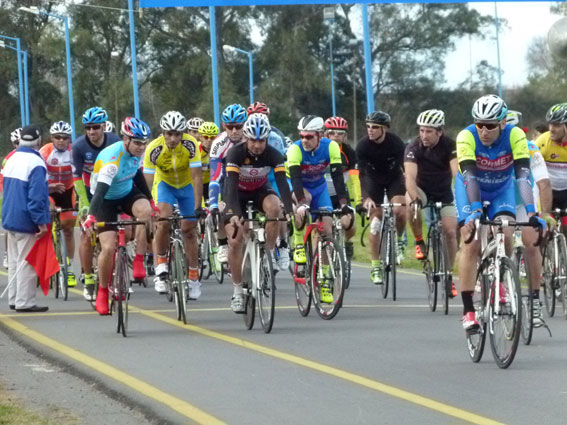 Ciclistas de distintas ciudades se acercaron el sábado al velódromo de nuestra ciudad.
