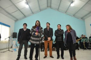 La directora Susana Martínez Fros y autoridades escolares y de Tenars