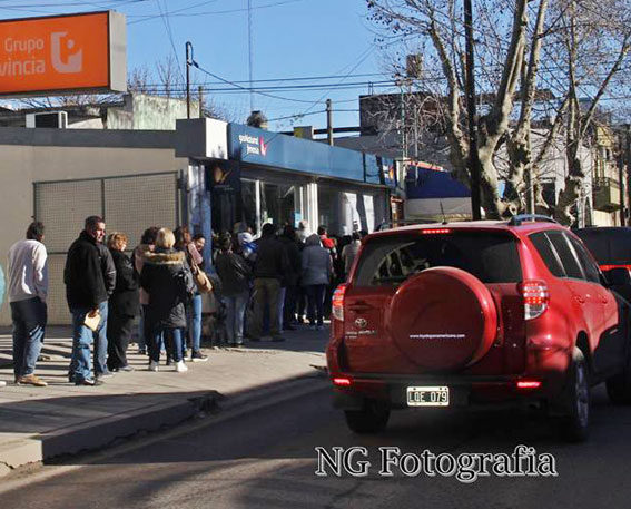 Larga cola de usuarios en Gas Natural Ban.