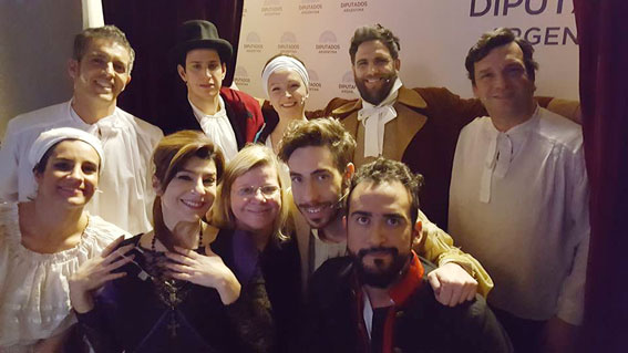 Con el grupo de actores que participó en "Los Hombres de la Independencia".