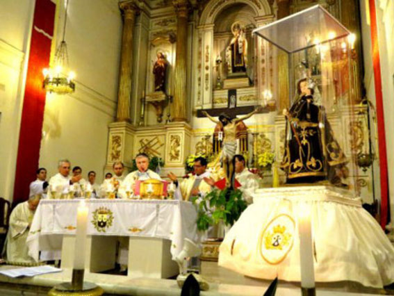 Celebración de la Misa en Honor a la Virgen.