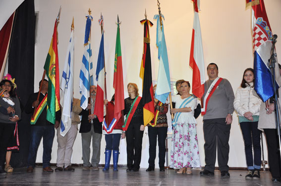 Las banderas de las colectividades en la apertura del evento donde actuó el Ballet "El Cardón".