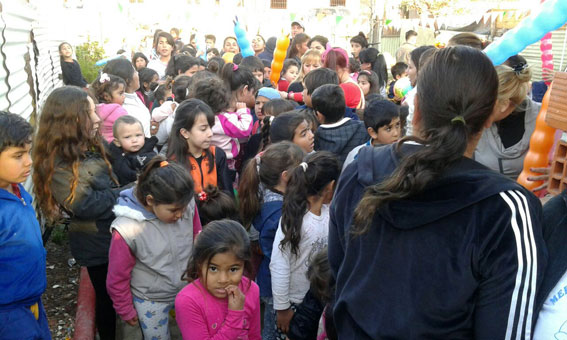 Los chicos del comedor Angelitos de Dios de Villa Angus participaron de la alegría del festejo.