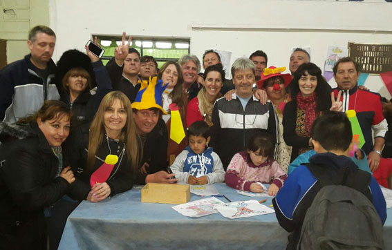 El presidente del PJ local, diputado Abel Furlán, acompañado de militantes y niños.