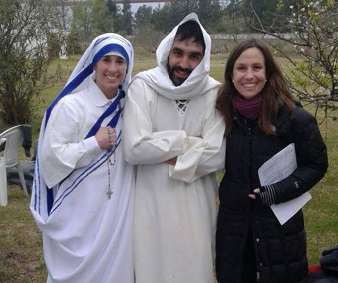 Vicky Velli, primera de la derecha, el día del homenaje a la Madre Teresa en Zárate.