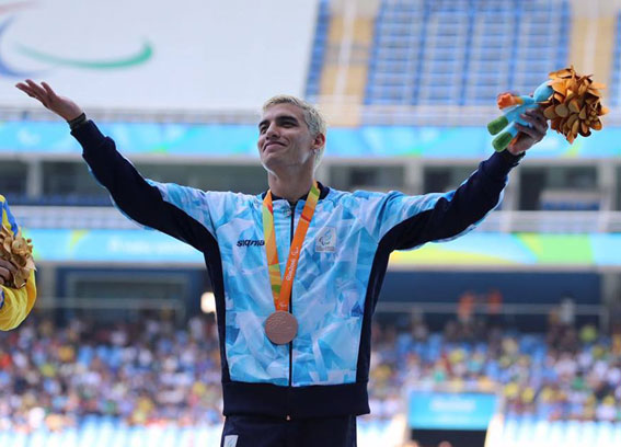 Felicidad en el rostro de Hernan Barreto ya con la medalla de bronce.