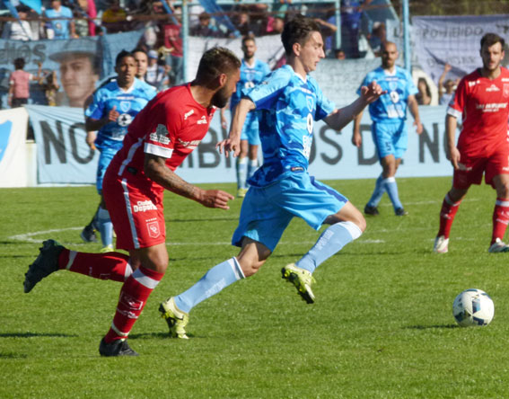 Gianluca Alfenoni de CADU avanza con el balón seguido por Franco Maraia del la visita.