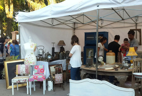 Fuera del museo, sobre la calle Ituzaingó, se pusieron los stands.