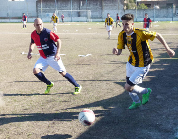 Esteban Cevasco se escapa con la pelota ante la marca de Walter Robles.