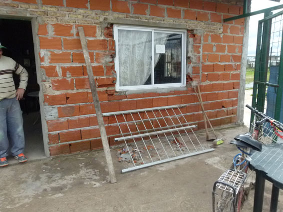 La reja de una ventana fue arrancada para ingresar al interior de la institución.