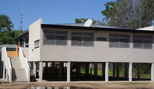 Edificio escolar en la isla Botija.