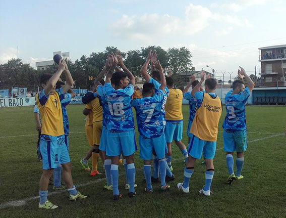 Los brazos en alto de los jugadores de CADU trás el gran triunfo ante Deportivo Merlo.