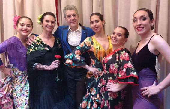 Viviana Castagnola y bailarinas junto a Jorge Tena.