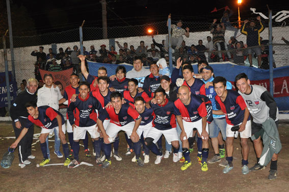 El plantel de Estrada que eliminó a Obrero por penales y jugará la final del Torneo Oficial.