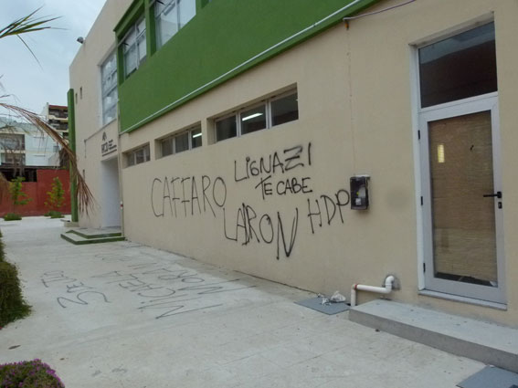 El Concejo Deliberante de Zárate pintado con aerosol.
