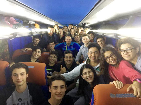 Parte de la delegación antes de partir con el intendente Cáffaro y Hernán Albertarrio.