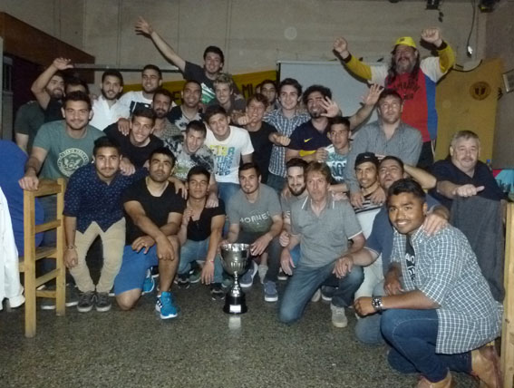 El plantel campeón de Sarmiento junto a la copa obtenida en el Campeonato Oficial