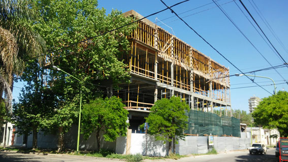 El edificio en construcción en De Dominicis.