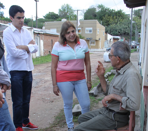 Jeremías Conti y Sandra Paris dialogan con un vecino.