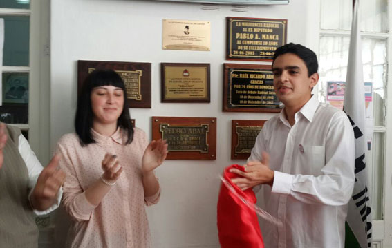 Nerina Costa y Jeremías Conti descubrieron la placa recordatoria.