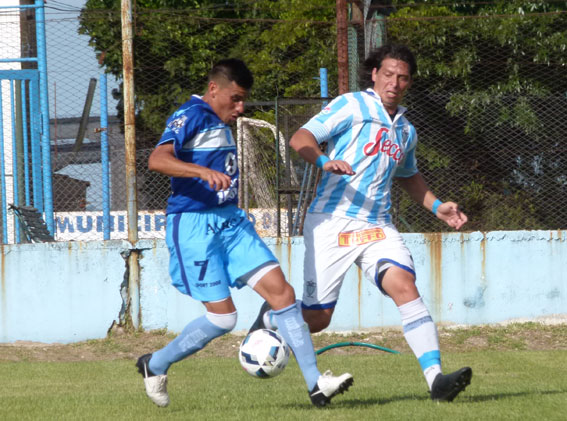 Santiago Sandoval de CADU avanza con el balón ante la marca del lateral Leandro Dizeo.