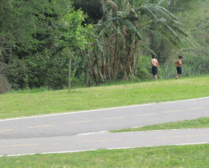 dos menores jugando en el borde del peligroso zanjón (Foto: La Auténtica Defensa)