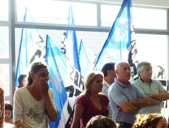 Miembros del Movimiento Evita en la sesión.