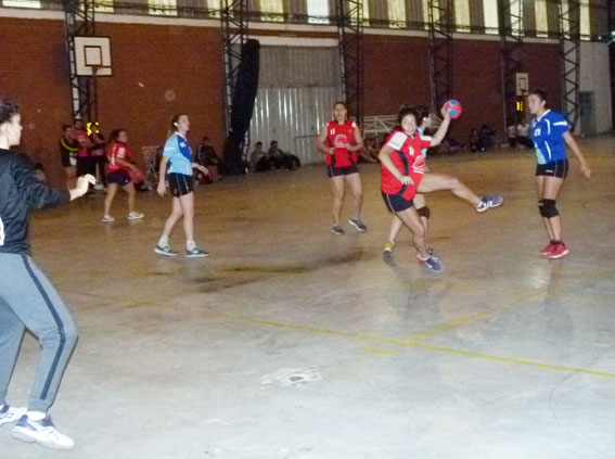 Candela Guevara con este tiro sostenido convertirá uno de los goles en la etapa inicial