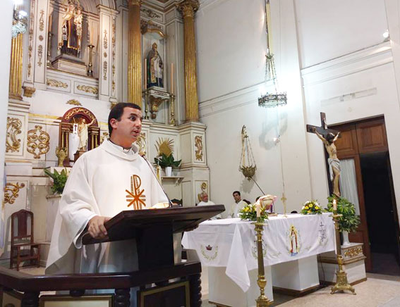 El Padre Agustín Villa en la misa del viernes pasado.