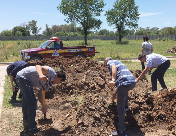 Funcionarios realizando los sepelios.
