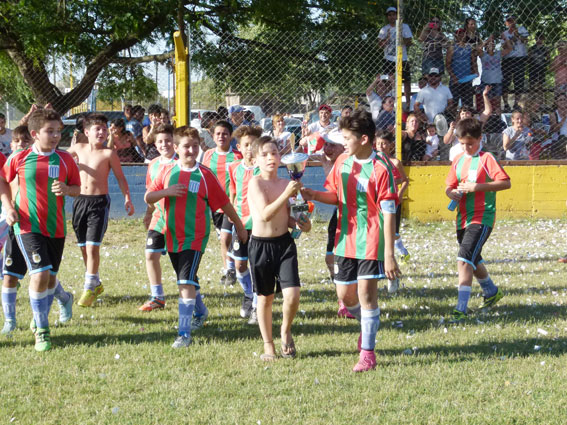 El festejo de la categoría 2005 de Belgrano campeona de la Liga Argentina 2016.