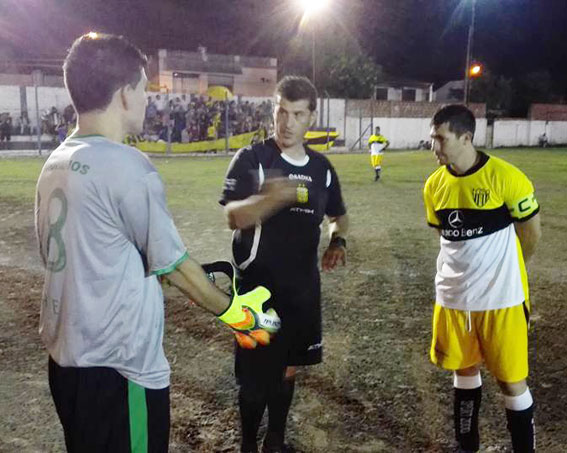 El árbitro Pablo Pederiva y los capitanes Marcos Fernández y Damián López. Foto: R. Díaz
