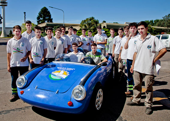 Los alumnos de la Escuela Secundaria Técnica Nº 4 con el auto en la planta de Tenaris.