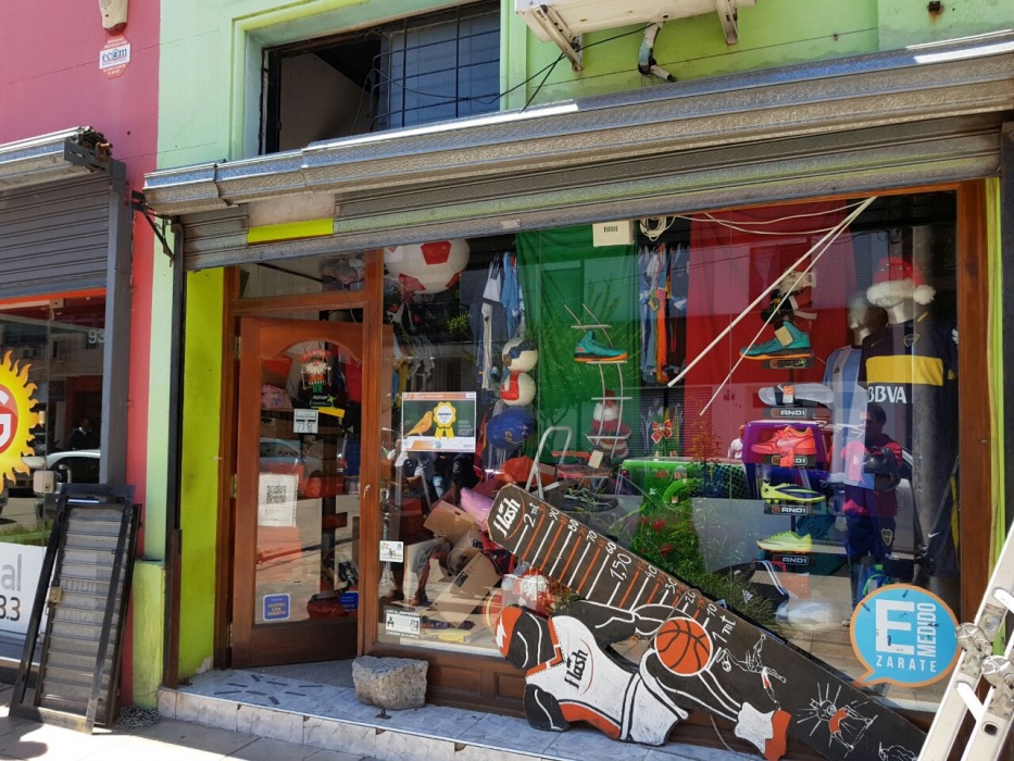 Robaron una casa de deportes en pleno Centro