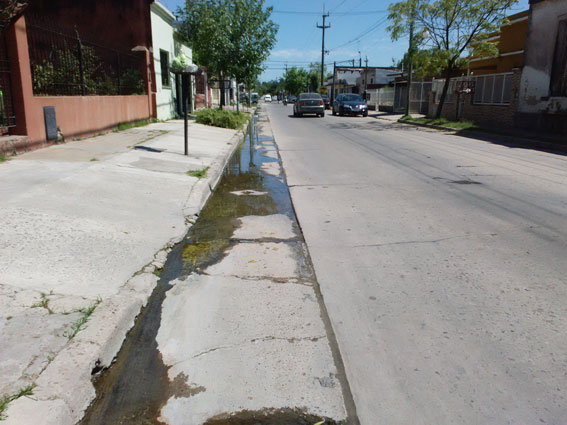 Reclamo por una pérdida de agua en El Bajo | La Voz de Zárate