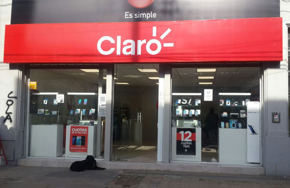Botequeros saqueron el local de Claro