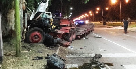 Un camión salió despedido sin control de la Panamericana y arrasó con una parada de micros