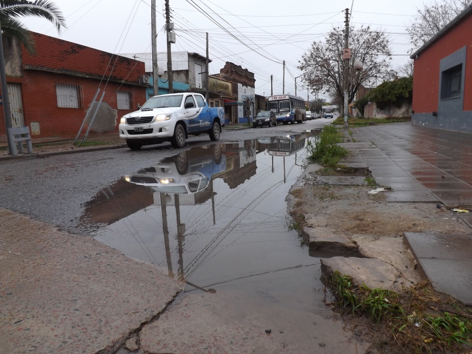 Vecinos reclaman el arreglo de una importante pérdida de agua | La Voz ...