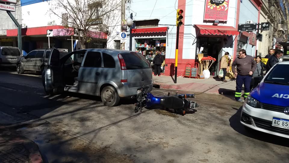 Violento choque entre un auto y una moto Rivadavia y Brown | La Voz de ...