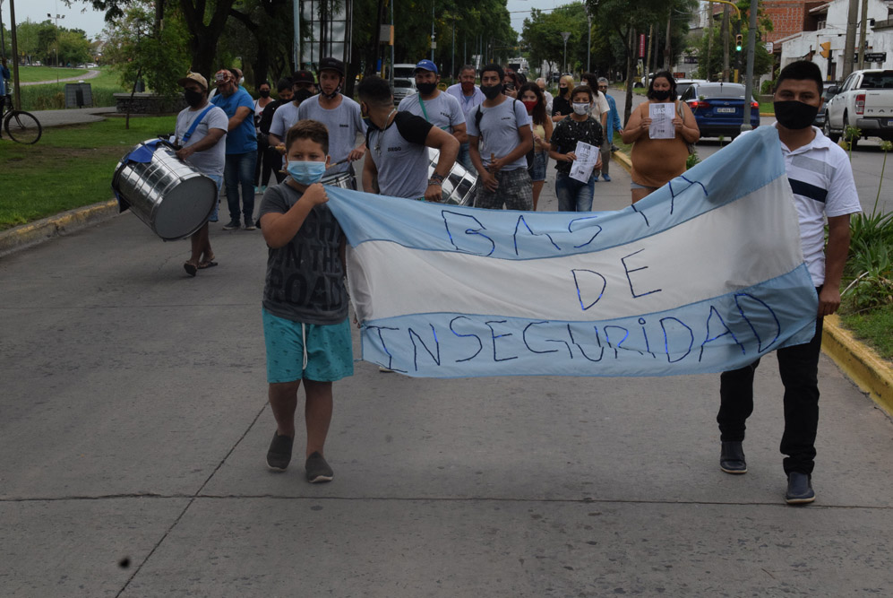 Grupo de vecinos marchó para pedir seguridad | La Voz de Zárate