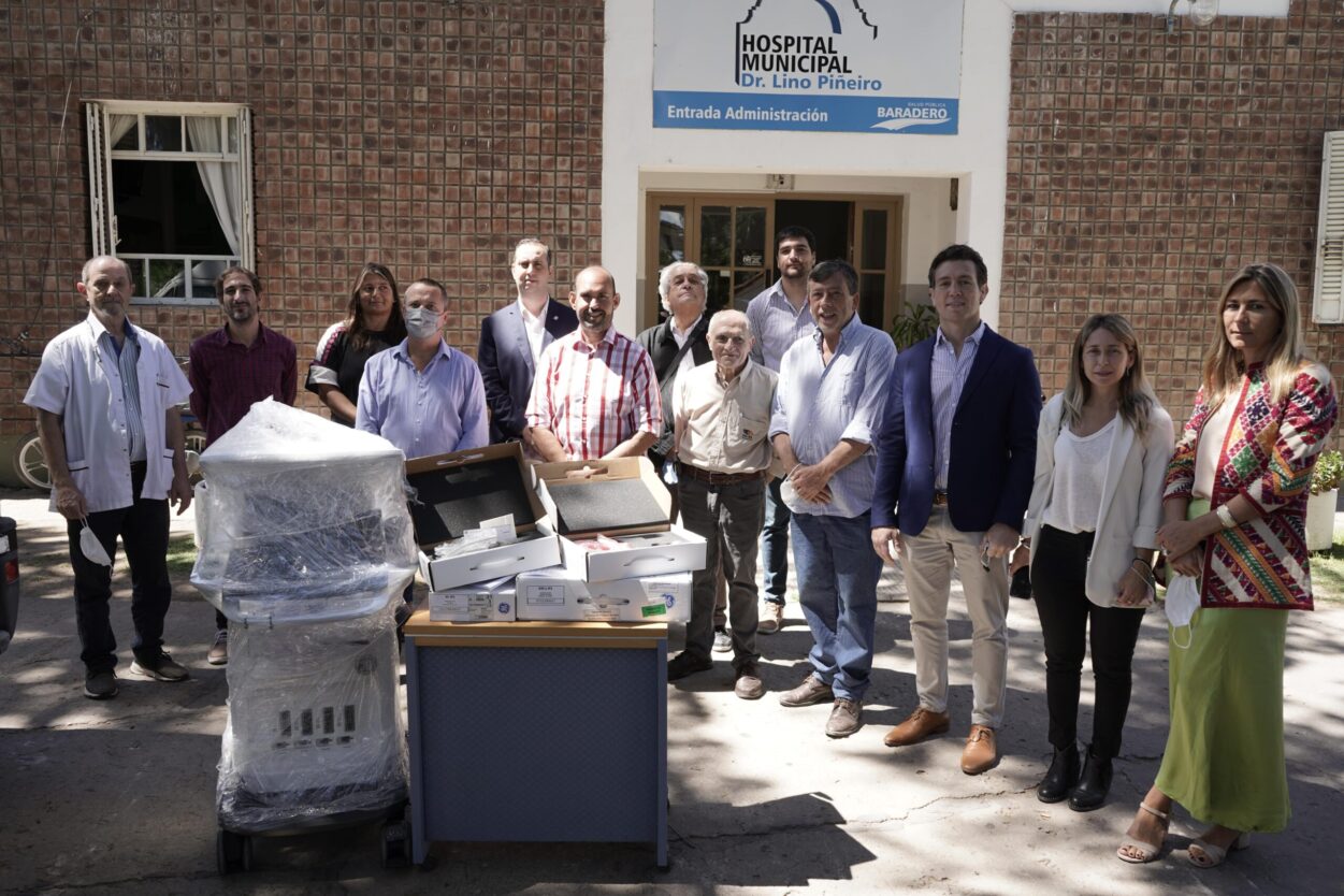 Nucleoeléctrica Argentina entregó un Ecógrafo Doppler Color al Hospital Municipal Dr Lino Piñeiro de Baradero -min (2)