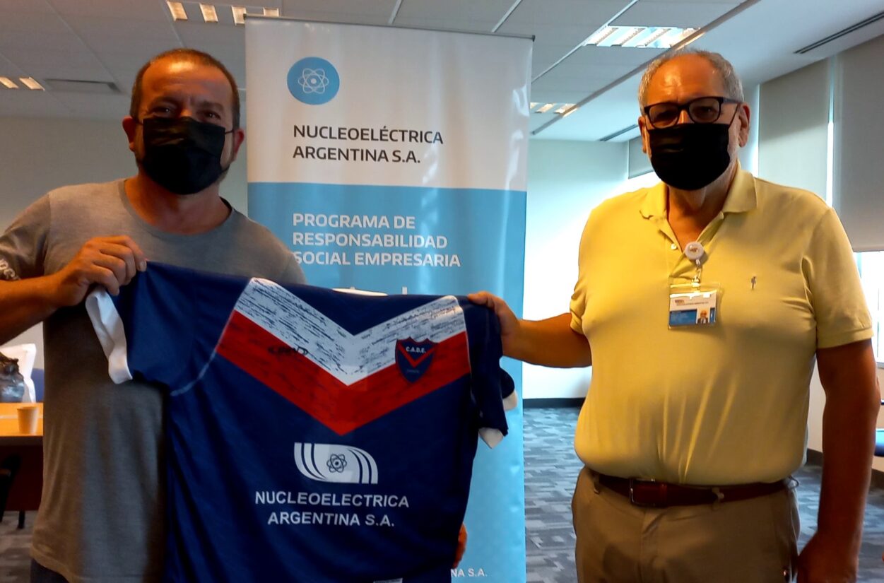 Nucleoeléctrica Argentina entregó indumentaria deportiva a clubes de Lima y Zárate