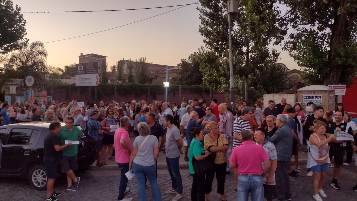 Vecinos se concentran por seguridad en el Parque Urbano | La Voz de Zárate