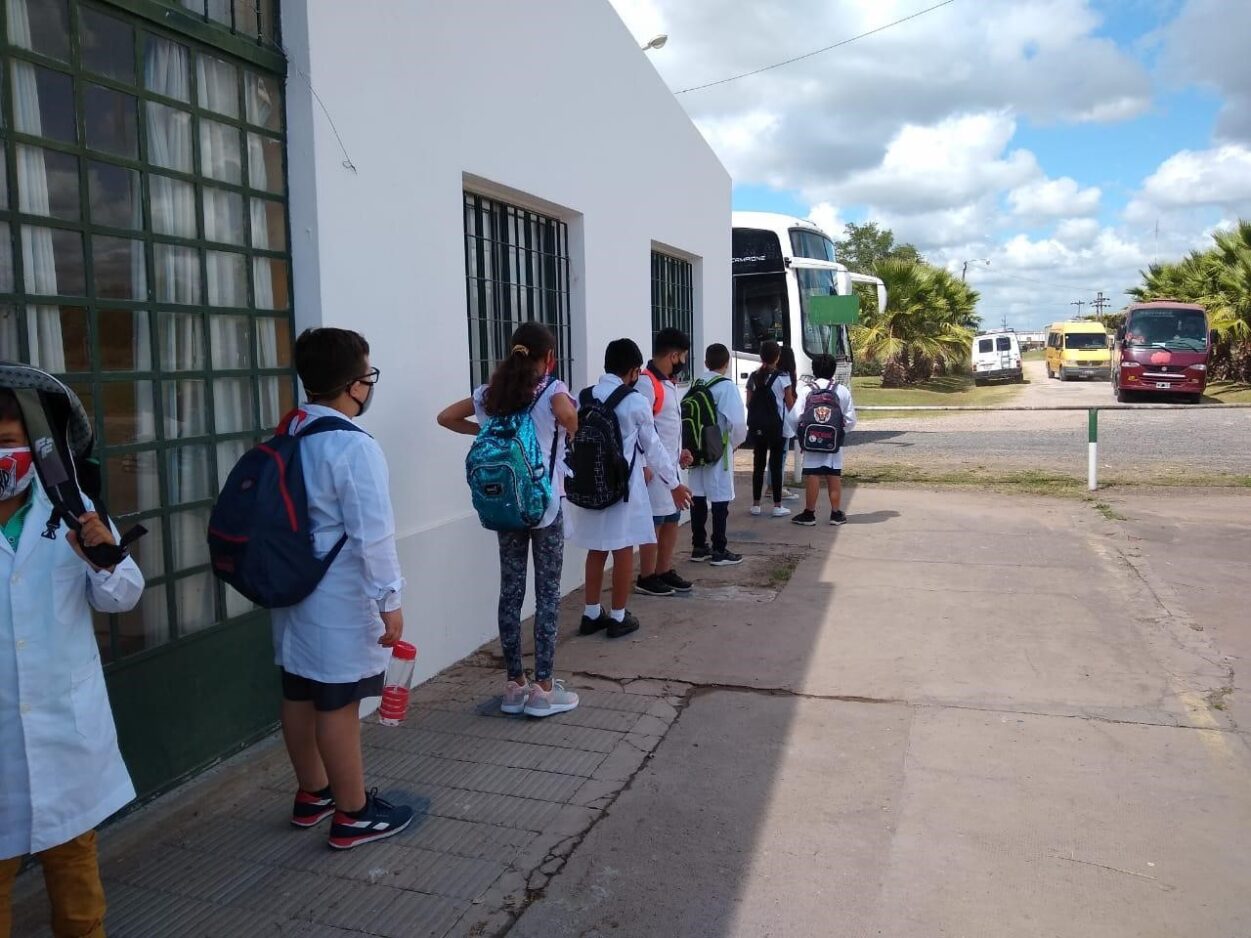 Nucleoeléctrica reafirma su compromiso con la educación y brinda el transporte para alumnos de las escuelas 22 y 31 de Lima