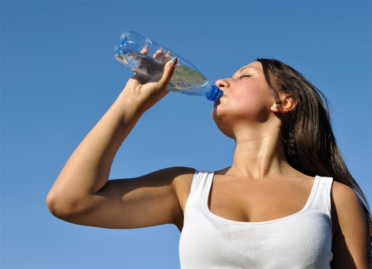 hidratarse-bien-es-esencial-para-combatir-el-calor-extremo_3f1d3e02_1280x926