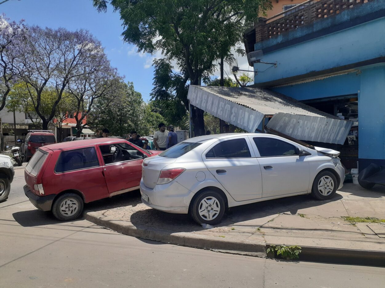 Choque de dos autos y daños en un comercio | La Voz de Zárate